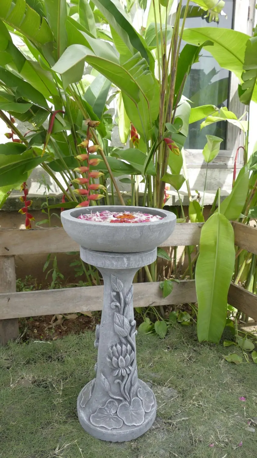 Artikelbild 5 des Artikels “Rinjani - Sockel, verjüngt, mit Lotus-Motiv, Ø 24cm, 52cm H | Steinguss “
